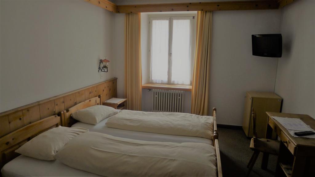 Poschiavo Suisse Hotel & Traditional Fondue Stube Rum bild