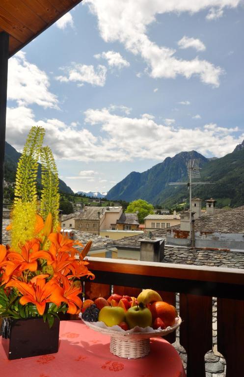 Poschiavo Suisse Hotel & Traditional Fondue Stube Rum bild